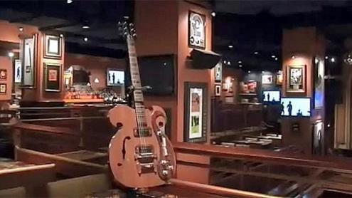 Subastan por 318.000 euros una guitarra usada por John Lennon y George Harrison