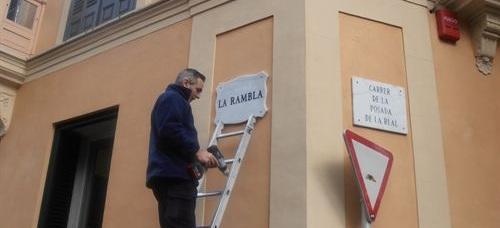 El Ayuntamiento procede a la colocación de las nuevas placas de La Rambla sin el nombre de los Duques de Palma