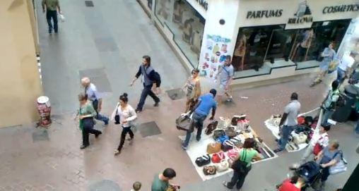 Los comercios de San Miguel dicen 'basta ya' a la situación de los 'top manta' y del negocio que gira a su alrededor