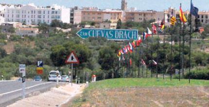 El Consistorio da quince días a las Cuevas del Drach para desmontar su megaletrero