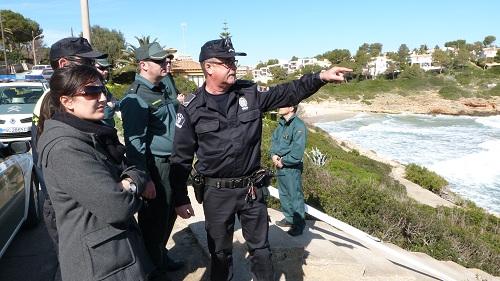 La Guardia Civil retoma a las 08.00 horas la búsqueda de los dos jóvenes arrastrados por una ola en Cala Mendia