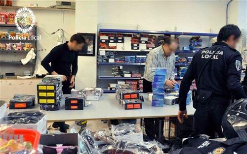 Policía Local decomisa más de 1.700 objetos y precinta más de 34.000 artículos en una operación en Pere Garau