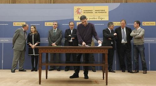 Sindicatos e Iberia firman en Fomento la propuesta del mediador, que pone fin a la huelga