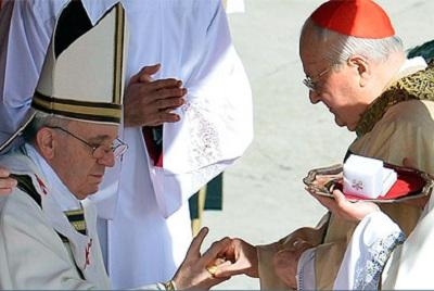 El Papa Francisco recibe el anillo y el palio, símbolos papales
