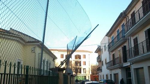 Los socialistas de Manacor denuncian el estado de la reja de la escuela de sa graduada.