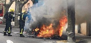 Un fuego en un coche causa daños en las fachadas de dos edificios en Bunyola