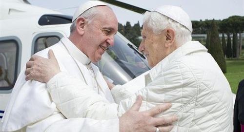 El Papa Francisco a Benedicto XVI: 'Somos hermanos'  