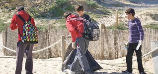 Alumnos limpian la emblemática Cala Agulla