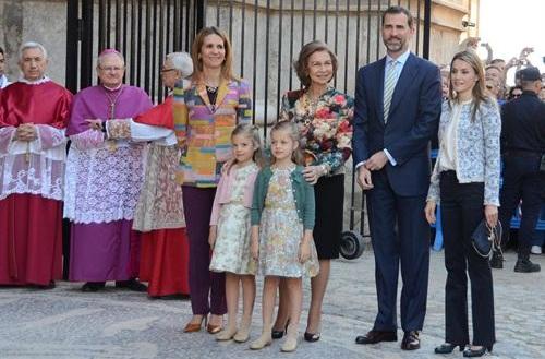 La Reina, los Príncipes de Asturias y la Infanta Elena asisten a la misa de Pascua en la Catedral