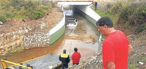 Los Nadal salen al rescate de un coche inundado en Son Servera