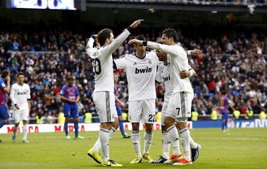 El Real Madrid golea al Levante y no le pierde el pulso a la Liga 