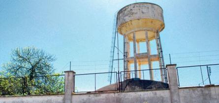 Deficiencias estructurales en el depósito de agua obligan al consistorio a intervenir 