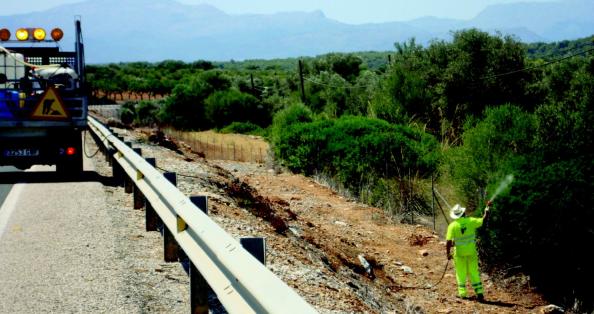 El GOB y productores agrarios ecológicos piden que se deje de fumigar en los lados de las carreteras