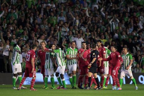 El Betis arregla el derbi