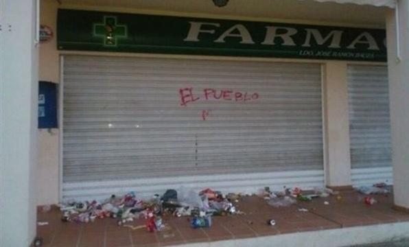 La farmacia de Bauzá en Marratxí aparece rodeada de basura y con una pintada en la que se lee 'El Pueblo'