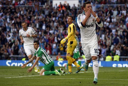 El Real Madrid vence al Betis y amenaza al Dortmund  