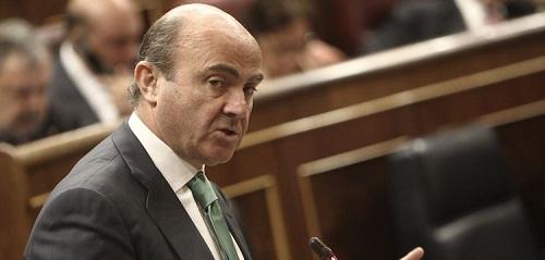 De Guindos dice que el Gobierno es prudente en sus previsiones 'para ganar credibilidad en el déficit'