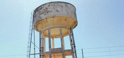 El exceso de peso obliga a vaciar a la mitad el depósito de agua por seguridad