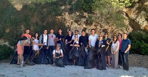 Una treintena de jóvenes de NNGG de Llucmajor limpia la playa de Cala Pi