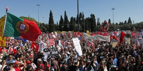 Miles de portugueses piden la dimisión del Gobierno y dicen 'no' a los nuevos ajustes