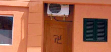 Pintan una esvástica en la sede del PP 