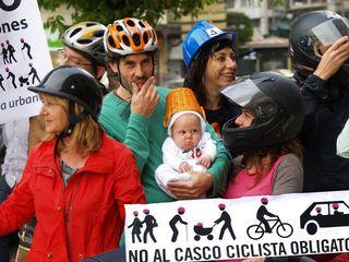 Tráfico acepta el debate sobre el casco obligatorio para ciclistas