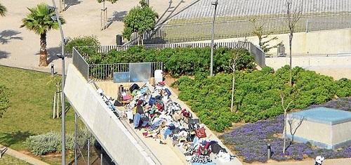 La basura se acumula en el parque de la fachada marítima