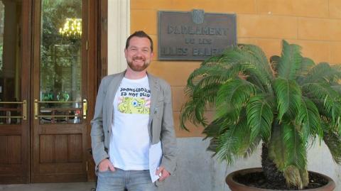 David Abril asiste al pleno del Parlament con una camiseta de Bob Esponja para criticar por la 'recolocación' de Bosch