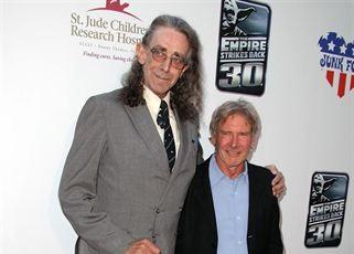 Chewbacca, retenido en un aeropuerto por llevar una espada láser