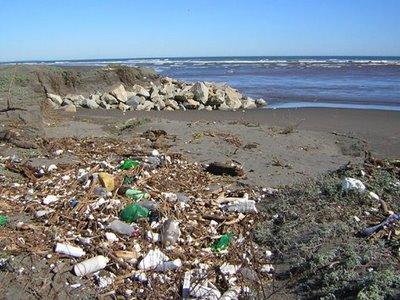 Un total de 23 embarcaciones limpiarán desde este lunes las playas de Baleares