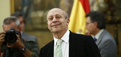 Las CCAA celebran la disposición de Wert para modular la exigencia de nota para acceder a las becas