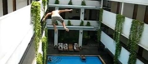 El Gobierno británico lanza una campaña para alertar a los jóvenes de los riesgos del 'balconing'