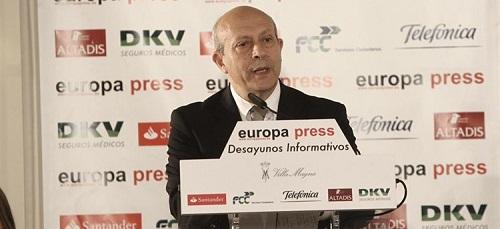 Wert, 'dolido' por quitar becas de 'excelencia' para mantener las 'sociales'