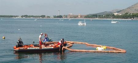 Emergencias del Govern supervisa un simulacro de derrame de aceite en la Playa de Alcúdia