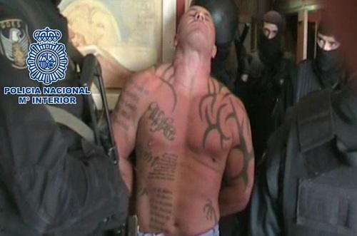 La Policía Nacional detiene a un peligroso fugitivo que se escondió en una habitación del pánico para evitar el arresto