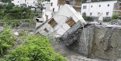 Al menos 43 muertos tras un gran deslizamiento de tierras en China