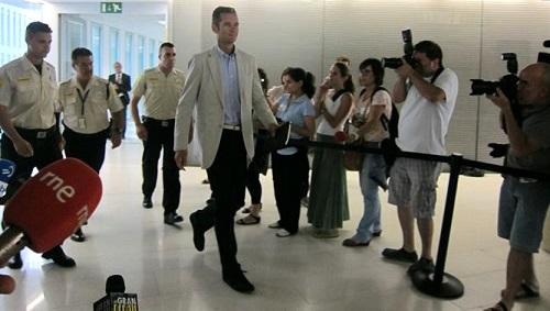 Gritos e insultos al Duque de Palma a su salida de los juzgados de Barcelona