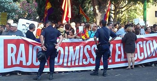 Unos 150 manifestantes de EU, Més e indignados reclaman la dimisión de Rajoy en Palma