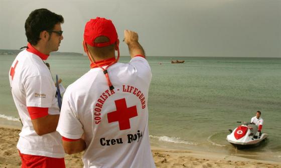 Un total de 35 socorristas de Cruz Roja vigilan diariamente las playas de Baleares durante la temperada turística