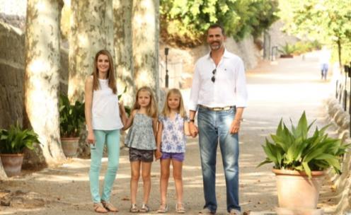 Don Felipe y Doña Letizia, junto con sus hijas visitan la Granja de Esporles