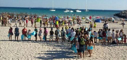 Unas quinientas personas forman un mosaico humano en Sa Ràpita