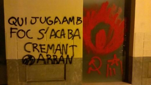 Arran critica la actuación del PP en el incendio de Andratx con una pintada en la sede de la formación de Palma
