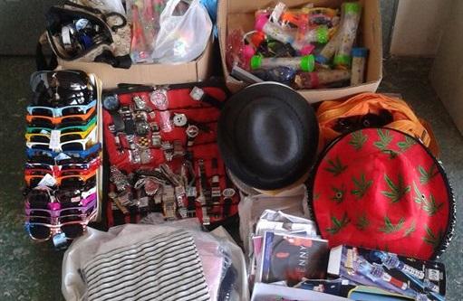 Los policías del norte de Mallorca intervienen el material a 31 vendedores ambulantes