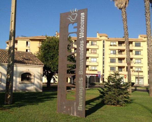 
El Ayuntamiento de Manacor 

instala un monolito de 'BIENVENIDA' 

