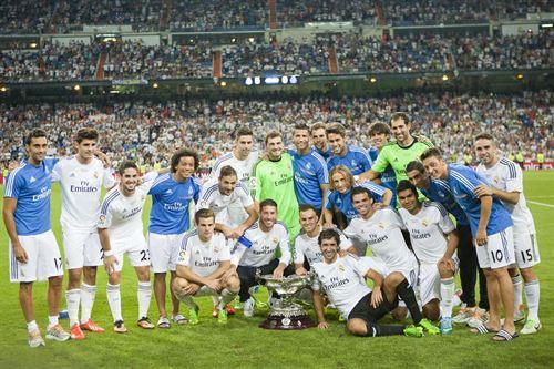 Manteo, capotazos y gol de Raúl en la noche de su homenaje



