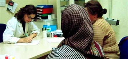 El 'laberinto burocrático' de la CCAA dificulta aún más la atención sanitaria a 'sin papeles'