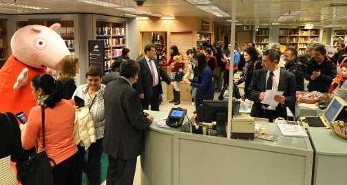 Más de 2.500 personas acuden a El Corte Inglés a conocer a Peppa Pig