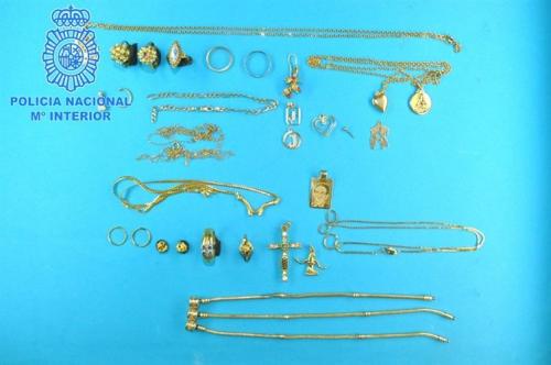 Detenidos tres hombres y dos mujeres en Palma de Mallorca por varios delitos de hurto de joyas en domicilios