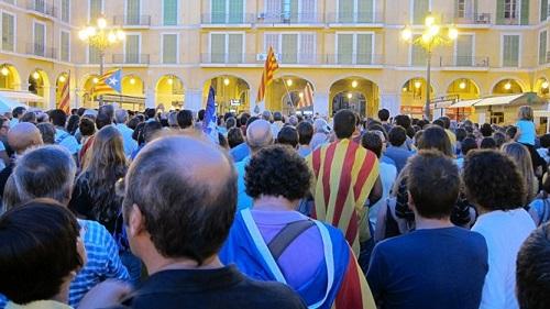 Centenares de personas se concentran en Palma en apoyo al proceso de independencia de Cataluña