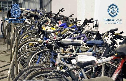 La Policía Local de Palma entrega bicicletas a entidades sociales